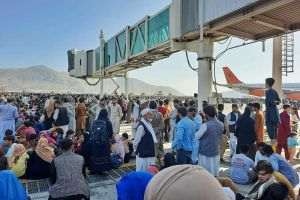 Australia îşi îndeamnă cetăţenii să părăsească zona aeroportului din Kabul