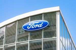 Ford va amâna revenirea angajaţilor la birouri