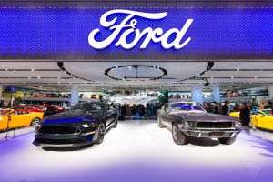 Acţiunile Ford cresc după angajarea unui fost director de la Apple şi Tesla