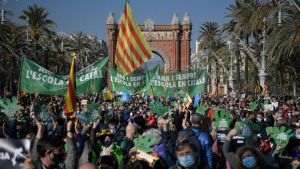 Aproximativ 35.000 de persoane au protestat la Barcelona împotriva extinderii limbii spaniole în şcolile din Catalonia