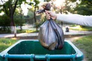 Circa 60.000 de locuitori vor plăti mai mult pentru ridicarea deşeurilor