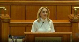 Gabriela Firea anunţă înfiinţarea unei direcţii care să se ocupe de susţinerea copiilor cu familiile plecate la muncă în străinătate