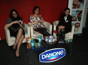 Andreea Muresan- PR & Corporate Communication Manager, actrita MedeeaMarinescu si Ramona Dumitrascu- Brand Manager Danette încântate de noul desert.