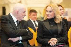 Gabriela Firea, Ministrul Familiei, tineretului şi egalităţii de şanse şi Adrian Vasilescu, consultant de strategie în cadrul BNR, la Gala Future Economy.