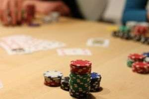 Tot ce trebuie să ştie jucătorul român despre jocul de poker Texas Holdem