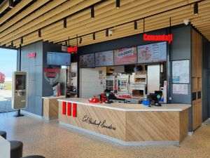 KFC inaugurează primele unităţi în cadrul unor benzinării, printr-un parteneriat cu Rompetrol