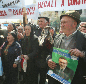 Câteva sute de persoane au protestat ieri, în faţa Tribunalului Bucureşti, şi au cerut eliberarea lui Gigi Becali, şedinţa de judecată fiind suspendată, timp de o oră, după ce avocaţii au recuzat completul de judecată. O parte dintre protestari erau îmbrăcaţi cu tricouri albe, pe care scria "Free Gigi".