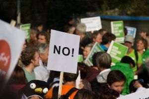 Mii de oameni au participat la o manifestaţie antiguvernamentală la Praga