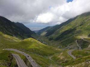 Transalpina şi Transfăgărăşanul se închid, de luni dimineaţă, din cauza condiţiilor meteo