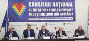 Florin Jianu (center), the president of CNIPMMR, said on Friday, during a press conference: "We also request tutorials to inform entrepreneurs more clearly, information campaigns, improving the platform, because there are many problems. (...) E-Invoice is useful, but it must be implemented professionally, explained and for a period of time there are no sanctions for companies".