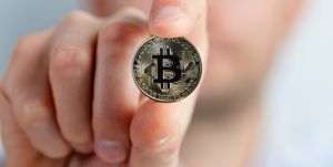 Bitcoin a atins un nivel fără precedent, de peste 69.000 de dolari