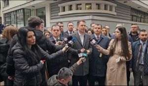 Press statements at the headquarters of the People's Advocate, after the submission of the notification request to the CCR on the Emergency Ordinance regarding the merging of local and European parliamentary elections. (Source: facebook/Ludovic Orban)