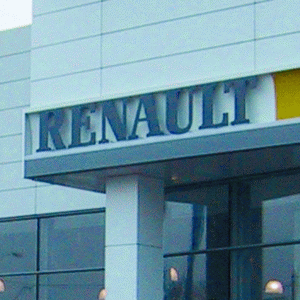 Compania "Renault" este prezentă în ţara noastră din anul 1999, când a preluat producătorul auto "Dacia".