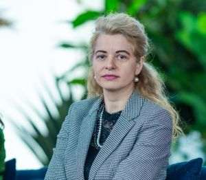 Gabriela Folcuţ, Directorul Executiv al Asociaţiei Române a Băncilor: "Practic, 28% dintre români au competenţe digitale de bază faţă de o medie europeană de 54%. Doar 9% dintre români au competenţe digitale mai mult decât elementare, faţă de o medie europeană triplă, de 26%".