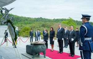 The president began his visit to South Korea by laying a wreath at the Seoul National Cemetery, together with his wife, Carmen Iohannis. 