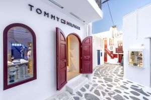 TOMMY HILFIGER a participat la deschiderea noului magazin din Mykonos 