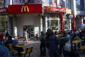 TradeVille: McDonald's a declanşat războiul preţurilor pe piaţa fast-food