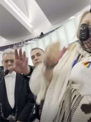 The moment when Diana Iovanovici Sosoacă is evicted from the European Parliament meeting, filmed by Luis Lazarus.