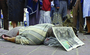 În timp ce FNI "lucra" pentru ei, unii au adormit definitiv...(fotografie de la manifestaţiile păgubiţilor FNI din anul 2000)