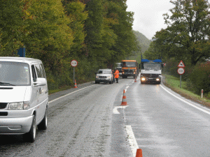 Consiliul Judeţean Arad, nevoit să repare ceea ce distruge traficul greu.