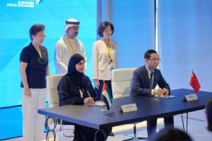 Chen Feng, directorul departamentului de cooperare internaţională din cadrul SZSE (dreapta), şi Afra Al Suwaidi, directorul executiv al Dubai Central Securities Depository, la semnarea Memorandumului de înţelegere. (Sursa foto: https://www.dfm.ae/)