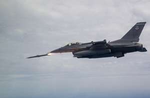 Un F-16C Fighting Falcon desemnat la Escadrila 85 de Evaluare a Testelor împuşcă o rachetă aer-aer cu rază medie avansată AIM-120 sau AMRAAM peste distanţe de testare din apropierea bazei forţelor aeriene Eglin. (Fotografia US Air Force realizată de aviatorul senior Joshua Hoskins).