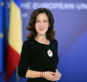 Deputatul european Roxana Mînzatu, în vârstă de 44 de ani, are o vastă experienţă, de aproape 20 de ani, în gestionarea fondurilor europene şi a fost implicată în mai multe proiecte de dezvoltare economică locală sau regională. (Sursa foto: facebook / Roxana Mînzatu)