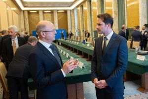 Parviz Shahbazov (left), Minister of Energy from Azerbaijan discusses the project with his Romanian counterpart Sebastian Burduja (right)