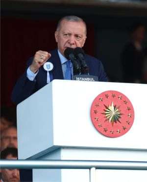 Opinia administraţiei preşedintelui Recep Tayyip Erdogan este că centrul de greutate geopolitic se îndepărtează de economiile dezvoltate, potrivit surselor Bloomberg, care menţionează că noul impuls diplomatic al ţării reflectă aspiraţiile sale de a cultiva legături cu toate părţile într-o lume multipolară, în timp ce îşi îndeplineşte obligaţiile ca membru cheie al Organizaţiei Tratatului Atlanticului de Nord (NATO). (Sursa foto: facebook / Recep Tayyip Erdogan)