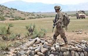 În operaţiunile militare din Afganistan derulate sub umbrela NATO şi-au pierdut viaţa 2.461 de militari ai SUA, iar la retragerea trupelor au fost evacuate 125.000 de persoane. Potrivit lui Sharon Yang, unul dintre purtătorii de cuvânt ai Administraţiei Prezidenţiale americane, în cei 20 de ani în care trupele americane au fost prezente în Afganistan (2001-2021), SUA au cheltuit pentru operaţiunile de acolo peste 2 trilioane dolari.