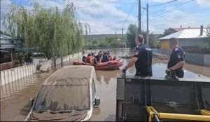 Mii de persoane au fost evacuate din calea apelor, în timp ce echipele de intervenţie continuau să salveze oameni din zonele inundate. (Sursa foto: facebook /Mihaita Mancila, primarul comunei Pechea, judeţul Galati)