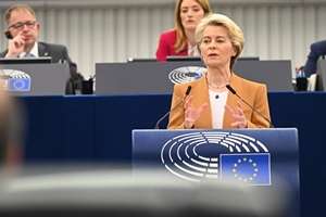 PE: Ursula von der Leyen a prezentat componenţa CE, din care fac parte 11 femei