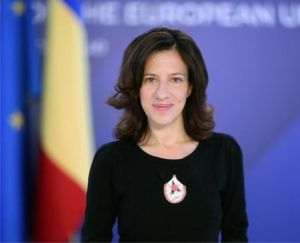 Roxana Mînzatu - vicepreşedinte executiv pentru Oameni, Competenţe şi Pregătire, comisar european pentru competenţe profesionale, educaţie şi cultură, locuri de muncă, drepturi sociale şi demografie. Din calitatea de vicepreşedinte executiv al Comisiei Europene, Roxana Mînzatu va conduce lucrările privind Uniunea Competenţelor şi Pilonul European al Drepturilor Sociale. (Sursa foto: Roxana Mînzatu)