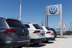 Germania vrea să ajute Volkswagen să evite închiderea fabricilor din ţară