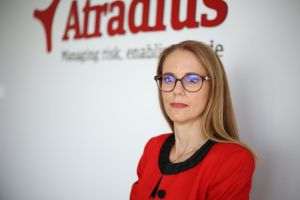 Alexandra Mehedinţu, Country Manager Romania, Atradius Credito y Caucion S.A. de Seguros y Reaseguros, ne-a transmis: "De peste 25 de ani lucrăm cu instrumente automatizate pentru analiza riscurilor din rapoartele anuale, rapoartele de credit, ratinguri şi bilanţuri, iar din 2020 utilizăm cu succes reţele neuronale. Iar în ultimii ani, analiza AI, care ia decizii automate până la o anumită limită de credit, a prevenit deja în portofoliul nostru global pierderi de zeci de milioane de euro".