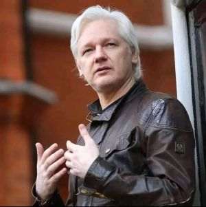 În anul 2010 Julian Assange a publicat pe platforma WikiLeaks peste 700.000 de documente referitoare la activităţile militare şi diplomatice ale Washingtonului, în special în Irak şi Afganistan, fapt pentru care a fost catalogat la vremea respectivă drept campion al libertăţii de informare. (Sursa foto: facebook / Julian Assange)