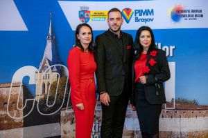 Andreea Negru, preşedintele PEFA (drapta), Mihai Paul Cîmpeanu, primarul Municipiul Codlea şi Alina Paul, preşedintele PIMM Braşov