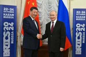 În cadrul lucrărilor BRICS, liderul Kremlinului Vladimir Putin (dreapta) a discutat, ieri după amiază, cu omologul său chinez Xi Jinping. (Sursa foto: https://photo-summit.brics-russia2024.ru/en/)