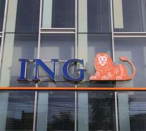 ING răscumpără acţiuni şi distribuie dividende