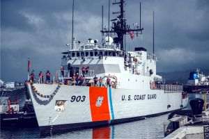 Garda de Coastă a Statelor Unite (U.S. Coast Guard) şi-a declarat intenţia de a intensifica sprijinul acordat aliaţilor săi regionali prin desfăşurarea de echipe specializate, resurse de instruire şi alte active menite să contribuie la consolidarea capacităţilor locale de apărare a zonelor economice exclusive şi protecţia resurselor naturale împotriva exploatării. (Sursa foto: pacificarea.uscg.mil/ Cutters/CGCHARRIETLANE/)