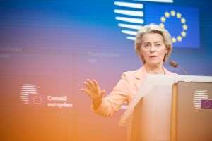 Preşedinta Comisiei Europene, Ursula von der Leyen, a subliniat importanţa stabilităţii în relaţiile economice transatlantice şi a evidenţiat impactul acesteia asupra a milioane de locuri de muncă şi a schimburilor comerciale de miliarde de euro. (Sursa foto: https://audiovisual.ec.europa.eu/)