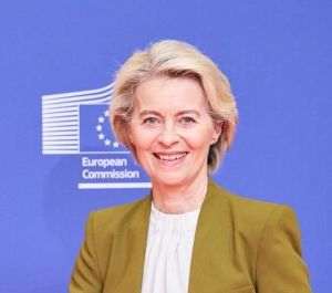 În plină pandemie, Ursula von der Leyen a purtat discuţii cu Albert Bourla, CEO-ul Pfizer, pentru a asigura o aprovizionare majoră cu vaccinuri pentru cetăţenii europeni. Potrivit jurnaliştilor de la New York Times, schimbul de mesaje text pe WhatsApp dintre cei doi ar fi fost decisiv pentru negocierea achiziţiei a 1,8 miliarde doze de vaccin, echivalentul a aproximativ patru doze pentru fiecare cetăţean european.(Sursa foto: httpsaudiovisual.ec.europa.eu)