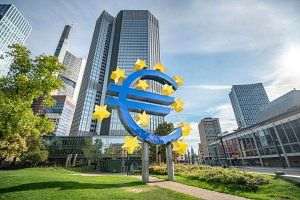 BCE: Tensiunile comerciale globale ameninţă economia zonei euro