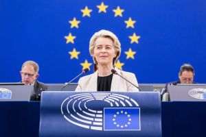 În discursul său, von der Leyen a pus un accent deosebit pe rolul Roxanei Mînzatu în cadrul noii Comisii Europene. Vicepreşedintele executiv va avea misiunea de a conduce politicile europene legate dedezvoltarea competenţelor cetăţenilor, educaţie şi adaptarea forţei de muncă la provocările viitorului. (Sursa foto: https://multimedia.europarl.europa.eu/)