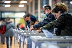 Peste 250.000 de persoane au votat la secţiile din ţară, în prima oră de la deschiderea urnelor