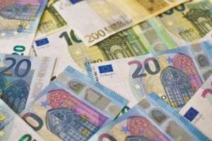 Euro se menţine stabil înaintea votului de cenzură din Franţa