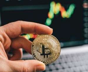 Standard Chartered: Bitcoin poate să ajungă la 200.000 de dolari, anul viitor