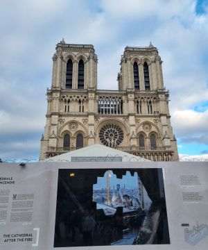 O fotografie pe gardul de protecţie vorbeşte despre reconstrucţia Notre-Dame. (Foto Marius Tiţa)