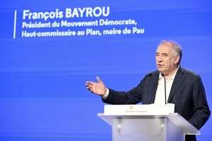 Centristul François Bayrou a fost numit prim-ministru al Franţei