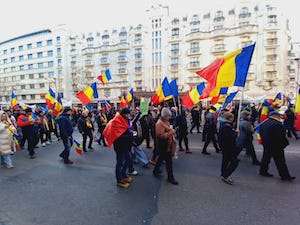 Manifestanţii au ajuns în Piaţa Victoriei; Potra, ridicat de jandarmi